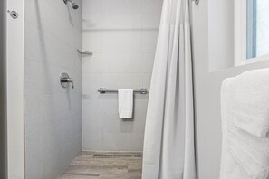 Secador de cabelo, toalhas de banho