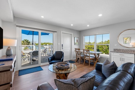 TV. 2 Bedroom/2 Bath Villa (Second Level) - Unit 14/D
