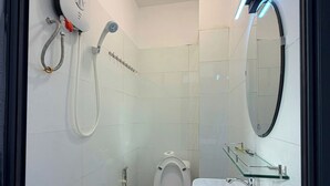 Ein modernes Badezimmer mit Toilette, Dusche und Waschbecken.
