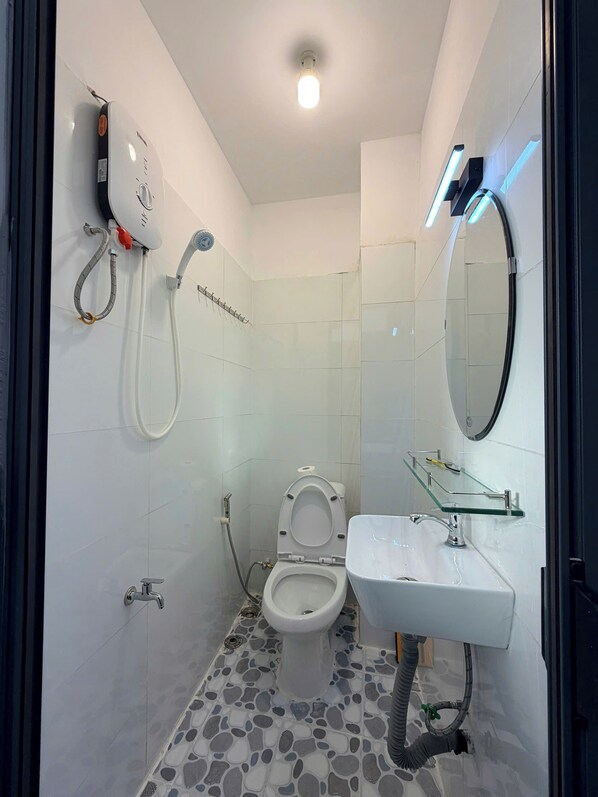 Shower, bidet, towels, soap