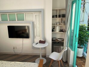 Iron/ironing board, Internet, bed sheets