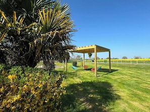 Property grounds - Gite sleeps 14, ideal for families and gatherings, quiet location. (Livré-la-Touche)