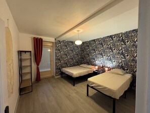 Tabla de planchar con plancha, wifi y ropa de cama 