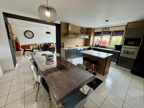 Micro-ondes, four, plaque de cuisson, lave-vaisselle