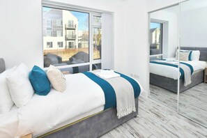 Iron/ironing board, Internet, bed sheets - 3BDR Ivory House with Canal Views in Hanley (Stoke-on-Trent)