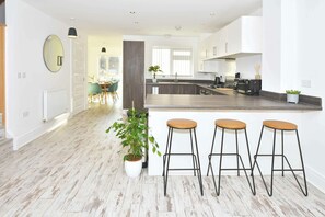 Fridge, microwave, oven, stovetop - 3BDR Ivory House with Canal Views in Hanley (Stoke-on-Trent)