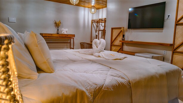 Luxury Apartment, Lanai, River View | Meja, ruang kerja komputer riba, Wi-fi percuma 
