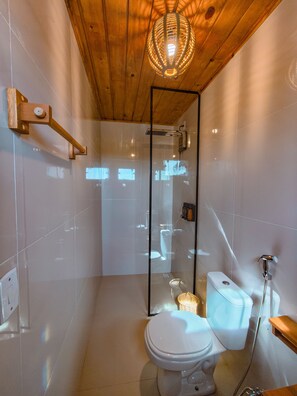 Chalet superior, lanai, vista al río | Baño | Tina y regadera independientes y amenidades de baño gratuitas 