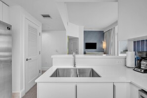 Kjøleskap, mikrobølgeovn, ovn og kokeplater