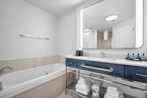 Regadera, tina de hidromasaje, secadora de cabello, bidet 