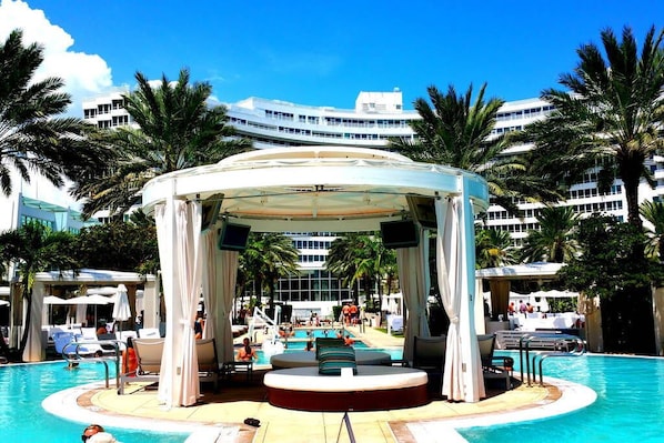 Pool - Fontainebleau Hotel 1 Bedroom Suite w/Balcony (Miami Beach)