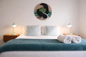 3 bedrooms, iron/ironing board, WiFi, bed sheets - Luxury 3BRM Stay. Steps to Parakiore, Hagley Oval and CBD (Christchurch)
