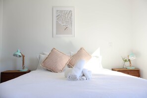 3 bedrooms, iron/ironing board, WiFi, bed sheets - Luxury 3BRM Stay. Steps to Parakiore, Hagley Oval and CBD (Christchurch)