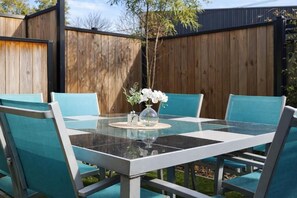 Outdoor dining - Luxury 3BRM Stay. Steps to Parakiore, Hagley Oval and CBD (Christchurch)