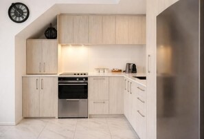 Fridge, microwave, oven, stovetop - Luxury 3BRM Stay. Steps to Parakiore, Hagley Oval and CBD (Christchurch)