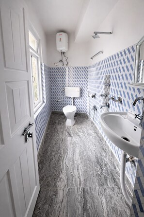 Superior Suite, Mountain View | Bathroom | Shower, towels, soap, shampoo - Tulip Residency (Gangtok)