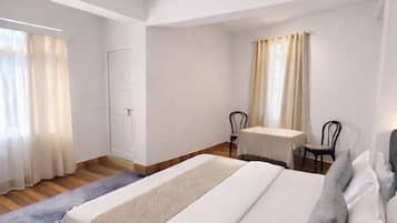 Suíte superior, vista para a montanha | Escrivaninha, Wi-Fi de cortesia