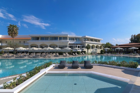 Una piscina al aire libre. Niriides Hotel