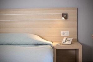 Minibar, in-room safe, desk, blackout drapes - Niriides Hotel (Rhodes)