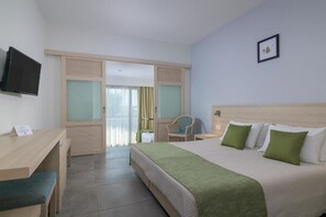 セーフティボックス (室内)、遮光カーテン、WiFi (無料)