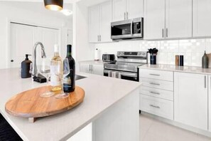 冷蔵庫、電子レンジ、オーブン、コンロ