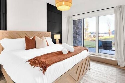 Lakeside Upscale Spa Getaway w/ Sauna