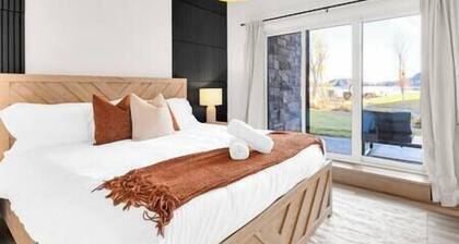 Lakeside Upscale Spa Getaway w/ Sauna