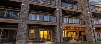 Lakeside Upscale Spa Getaway w/ Sauna