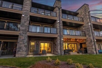 Lakeside Upscale Spa Getaway w/ Sauna