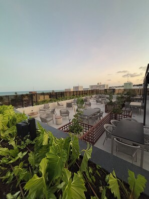 Outdoor dining - Apartment steps away from the beach, ideal to enjoy the Brazilian Caribbean. (João Pessoa)