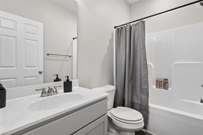 Haartrockner, Handtücher, Seife, Toilettenpapier