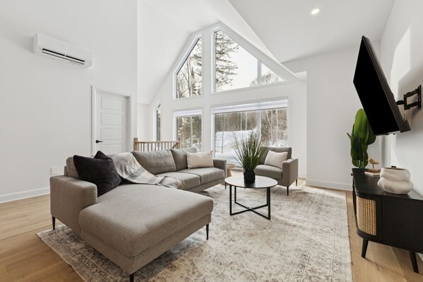 Téléviseur, table de baby-foot