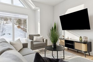 Téléviseur, table de baby-foot