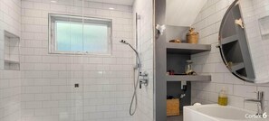 Shower, hair dryer, towels, shampoo - Beachcrest Cottage in Twin Lakes Beach (Santa Cruz)