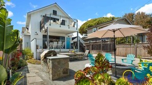 Outdoor dining - Beachcrest Cottage in Twin Lakes Beach (Santa Cruz)
