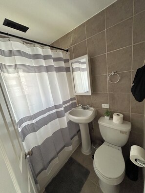 Haartrockner, Handtücher, Seife, Toilettenpapier