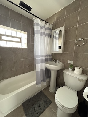 Haartrockner, Handtücher, Seife, Toilettenpapier