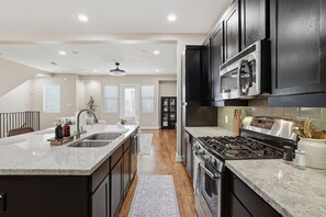 Fridge, microwave, oven, stovetop - Downtown Getaway Minutes to Daikin Park! (Houston)
