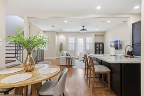 Dining - Downtown Getaway Minutes to Daikin Park! (Houston)