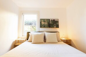 Desk, WiFi, bed sheets - NEW Seattle Retro Retreat | Walk to Shops & Coffee (Seattle)