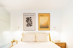 Desk, WiFi, bed sheets - NEW Seattle Retro Retreat | Walk to Shops & Coffee (Seattle)