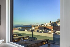 Interior - The City Lookout | Views + Walk to Stadiums (Seattle)