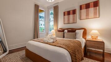 4 bedrooms, desk, iron/ironing board, WiFi
