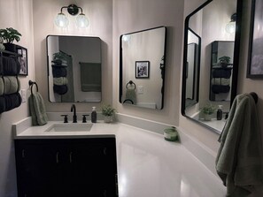 Hiustenkuivaaja, pyyhkeet, saippua, vessapaperi