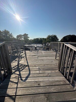 Terrace/patio - Awesome, Cozy 2 bed in Great Location with Private Porch and Parking (Chicago)