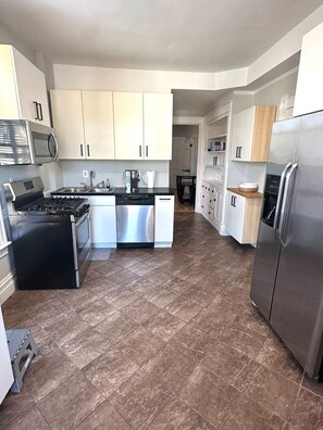 Fridge, microwave, oven, stovetop - Awesome, Cozy 2 bed in Great Location with Private Porch and Parking (Chicago)