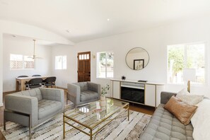 Living area - Charming 3-bedroom, 2 bathroom apartment in Eagle Rock CA (Los Angeles)