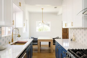 Private kitchen - Charming 3-bedroom, 2 bathroom apartment in Eagle Rock CA (Los Angeles)