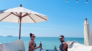 Trên bãi biển, cát trắng, ghế dài tắm nắng, dù trên bãi biển 