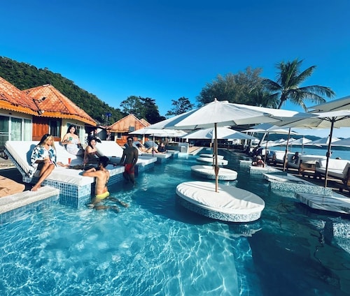 Miracle BeachClub Lux Sunbed&free credit